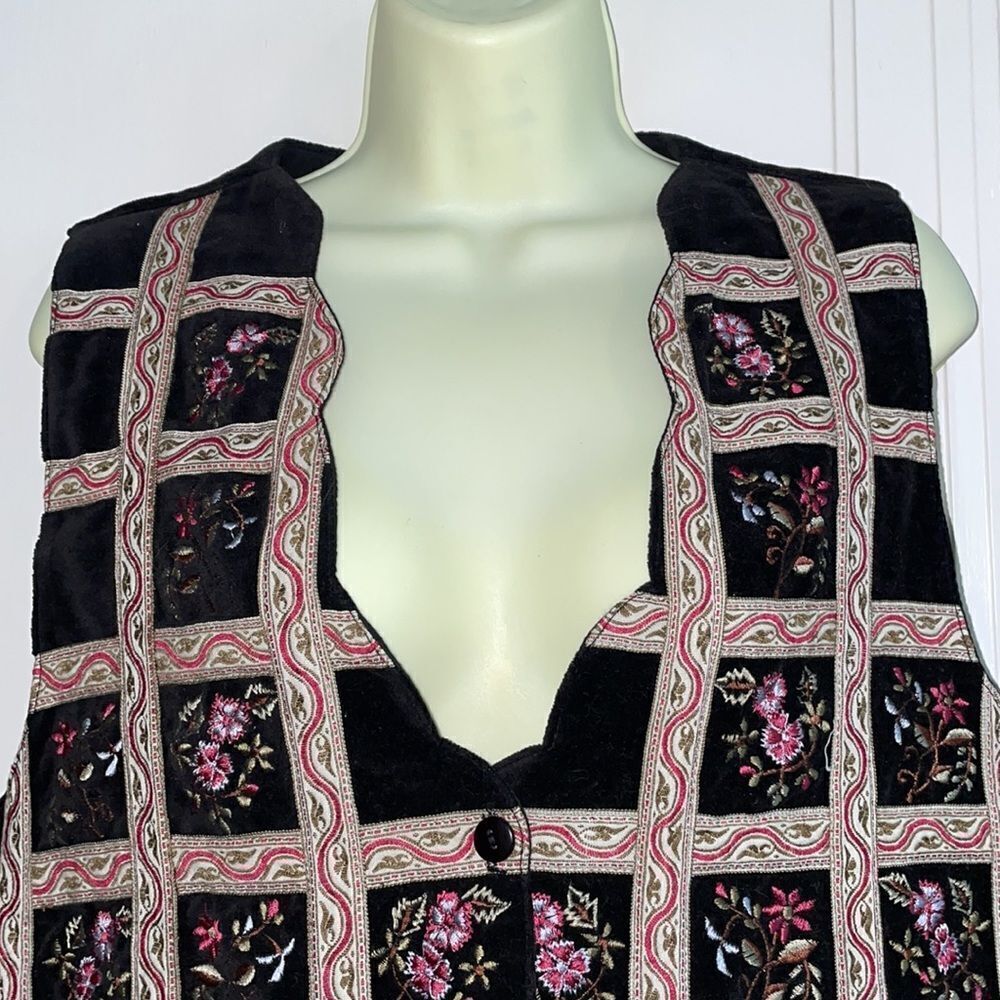 Vtg 90s Van Heusen black velvet vest with brocade ribbon & floral embroidery‎ - Picture 2 of 8